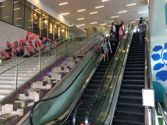 SM Auraエスカレーター