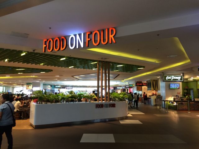 SM Aura フードコート