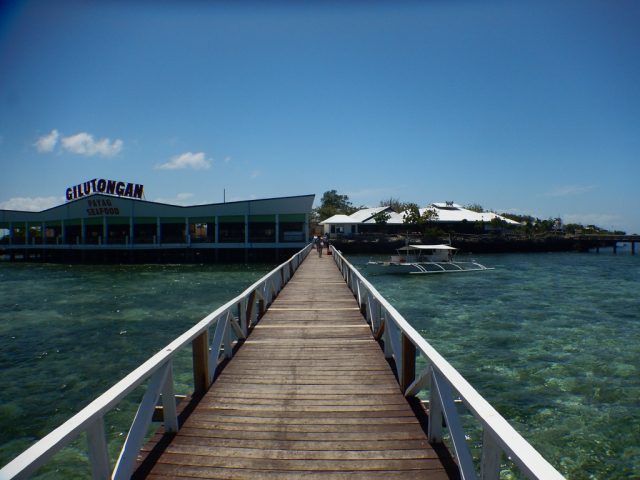 ヒルトゥンガン島　桟橋