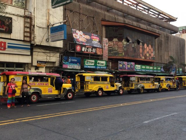 オロンガポ 交通機関