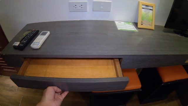 20190620_950コンドテル_机