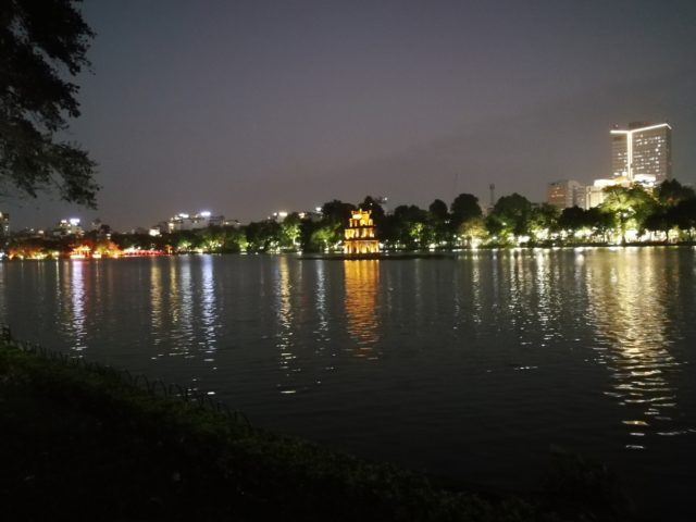 ホアンキエム湖