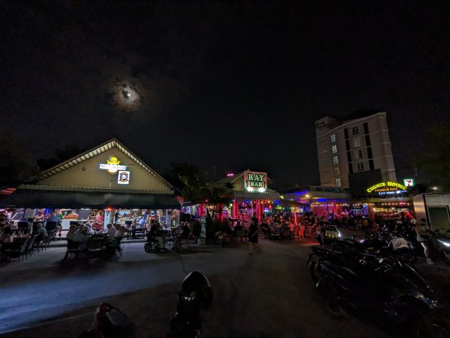 ジョムティエン Pool Bar